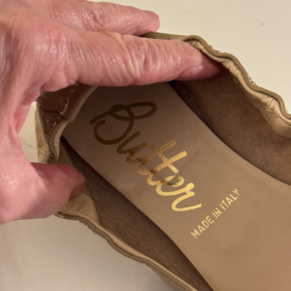BUTTER MADE IN ITALY TAUPE PATENT LEATHER BOW BALLOT FLATS! - Picture 8 of 8